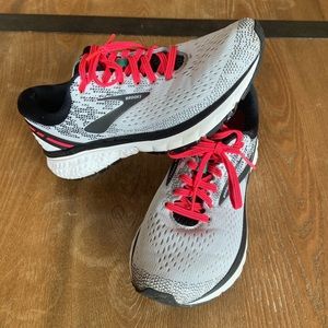 Women’s Brooks Ghost 11 size 8